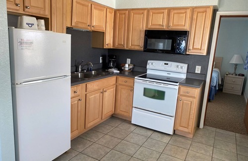 Kill Devil Hills Hotel | Cozy Retreat at Mariner Inn and Suites with Pool & Dining