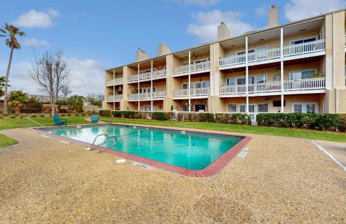 El Lago Apartment | Guest Rated: Mariner Village 108 with Pool & Family Fun