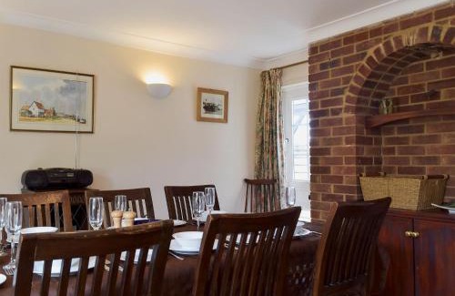 Felixstowe House | Discover Mariners Lodge: 4-Star Stay with Pet-Friendly Amenities