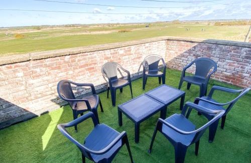 Felixstowe House | Discover Mariners Lodge: 4-Star Stay with Pet-Friendly Amenities