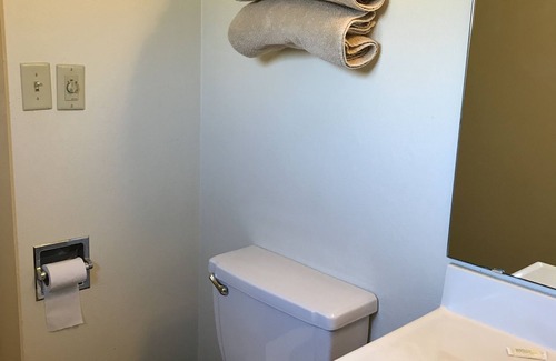 Marinette Hotel | Budget-Friendly Marinette Inn with Breakfast & Family Amenities