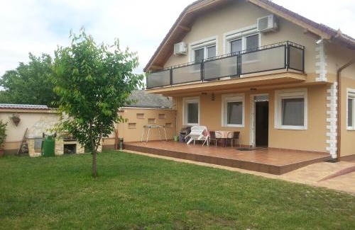Hajduszoboszlo House | Exceptional Marinica Apartman: Family-Friendly Retreat