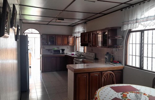 Alajuela House | Family-Friendly Retreat at Mario y Jeannette - Rated 9/10