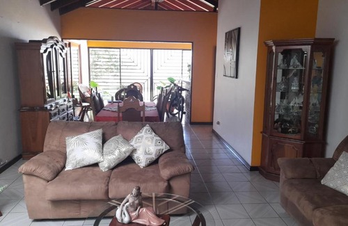 Alajuela House | Family-Friendly Retreat at Mario y Jeannette - Rated 9/10