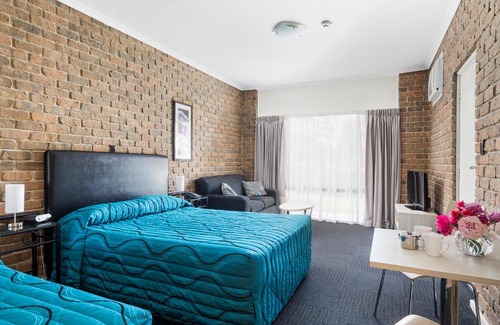 Plympton Park Hotel | Family-Friendly Marion Motel with Pool and Kitchen Access