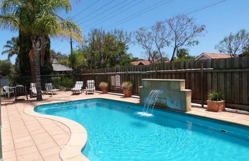 Plympton Park Hotel | Family-Friendly Marion Motel with Pool and Kitchen Access