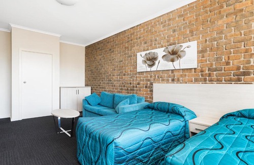 Plympton Park Hotel | Family-Friendly Marion Motel with Pool and Kitchen Access