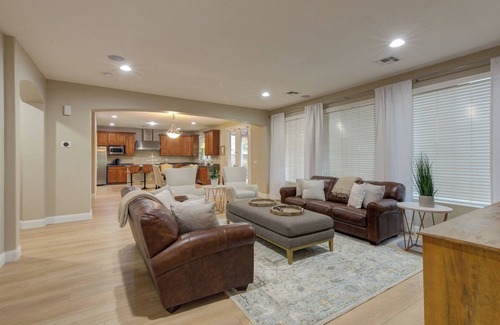 Saguaro Canyon HOA House | Discover Marion Way: Pet-Friendly Escape with Pool & Breakfast