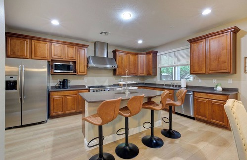 Saguaro Canyon HOA House | Discover Marion Way: Pet-Friendly Escape with Pool & Breakfast