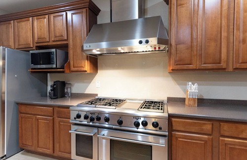 Saguaro Canyon HOA House | Discover Marion Way: Pet-Friendly Escape with Pool & Breakfast