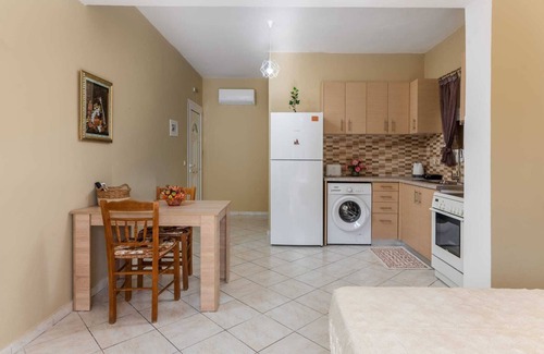 Mousata Apartment | Inviting Marios Studio at Nikos & Vassilis Apartments
