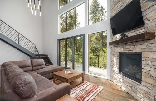 Fish Camp Villa | Mariposa Grove Creekside Retreat