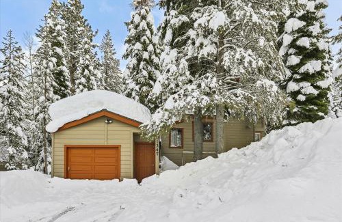 Alpine Meadows House | Cozy Mariposa Heights: Ski Shuttle, Fireplace & Forest Views
