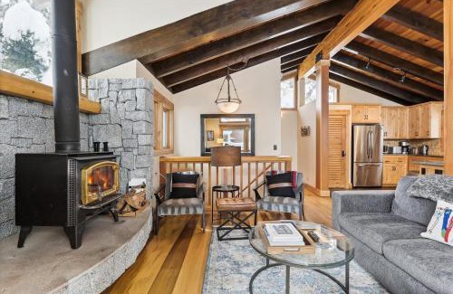 Alpine Meadows House | Cozy Mariposa Heights: Ski Shuttle, Fireplace & Forest Views