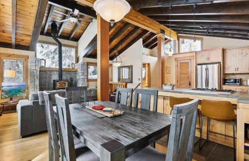 Alpine Meadows House | Cozy Mariposa Heights: Ski Shuttle, Fireplace & Forest Views