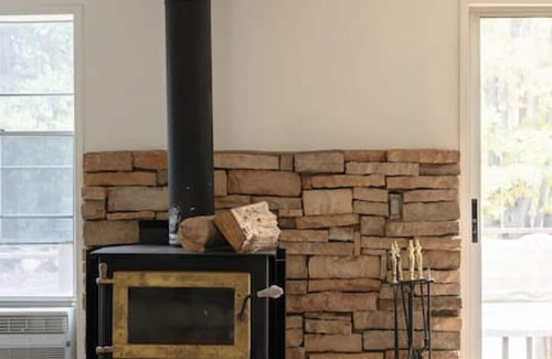 North Fork House | Cozy Mariposa House at Noma - Pet & Child Friendly Stay