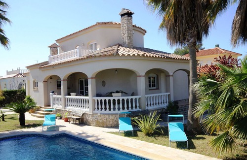 Riumar House | Mariposa: Beachside Retreat with Private Pool & Pet-Friendly