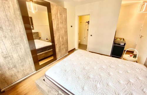 Nilufer Apartment | Discover Marka Home: Family-Friendly Retreat with Pool