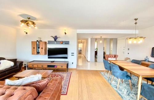 Nilufer Apartment | Discover Marka Home: Family-Friendly Retreat with Pool