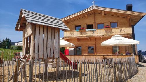 Hopfgarten im Brixental Apartment | Cozy Markbachjochhütte Wildschönau: Ski-In, Family Friendly