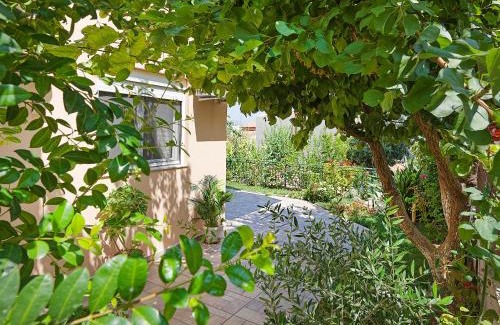 Spata-Artemida House | Discover Markella's House: 9.9/10 Rated with Breakfast!