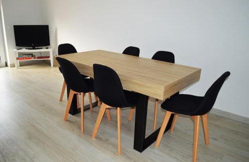 Vila Praia de Ancora Apartment | Child-Friendly Market Apartment - Highly Rated 8.9/10