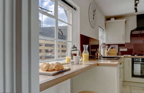 Woodstock House | Cozy Market Place Woodstock Cottage with Breakfast Included