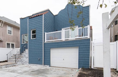Long Beach House | Cozy Market Place Blue-Long Beach Home for Family Getaways