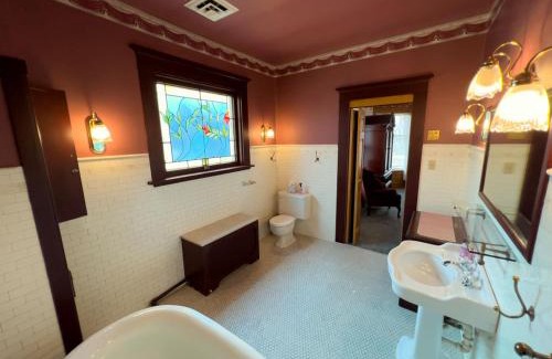 Nappanee Bed & Breakfast | Charming Market St Manor Bed and Breakfast Awaits You