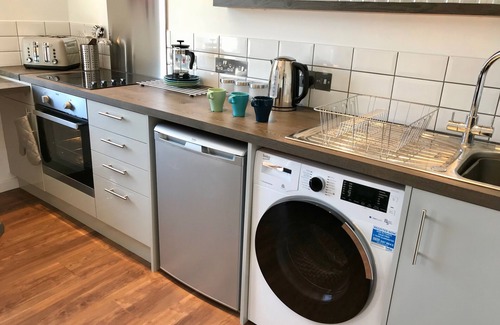 Stroud Apartment | Cozy Market Town Apartment Near the Cotswolds - Ideal for Workers