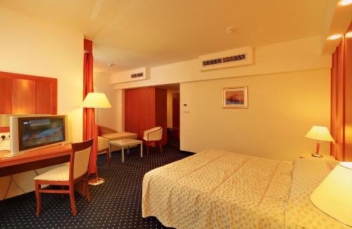 Cove Tri Zala (Zrnovo) Hotel | Relax at Marko Polo Hotel by Aminess - Oceanfront Oasis