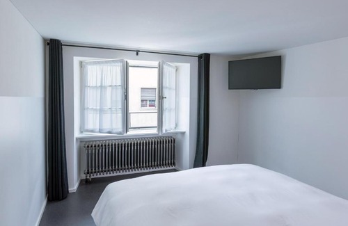 Niederdorf Hotel | Elegant Marktgasse Hotel: Pet-Friendly with Great Amenities