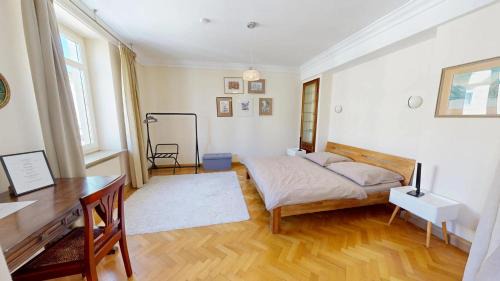 Gmunden Apartment | Guest Rated 9.2 - Marktplatz Mountain View, Child-Friendly Stay
