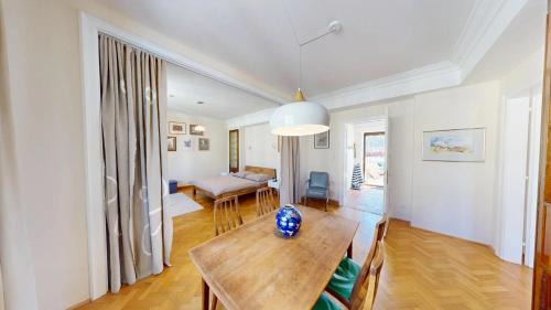 Gmunden Apartment | Guest Rated 9.2 - Marktplatz Mountain View, Child-Friendly Stay