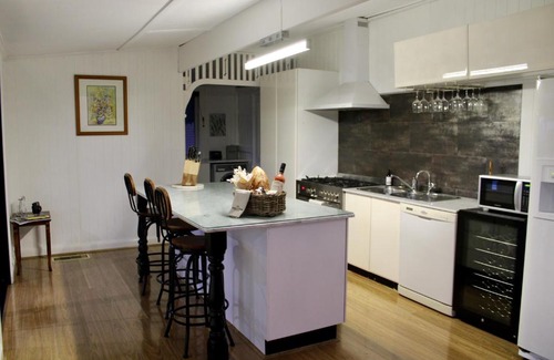 Stanthorpe House | Exceptional Marlay View Cottage: 4-Star Family Getaway