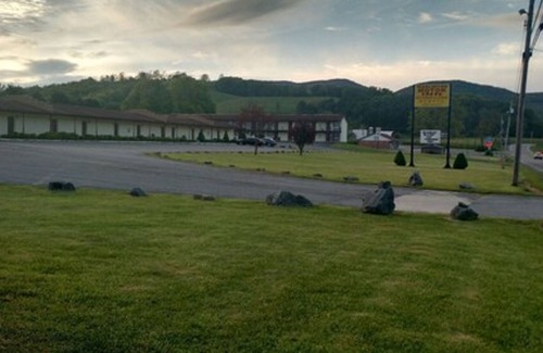 Marlinton Hotel | Comfortable Stay at Marlinton Motor Inn with Pool & Restaurant