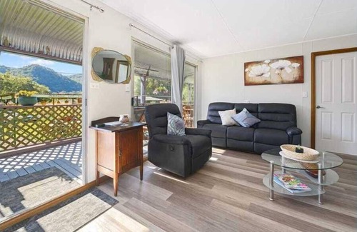Marlow House | Marlow Lost Buoys Inn ** Boat Access ONLY **