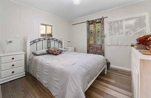 Marlow House | Marlow Lost Buoys Inn ** Boat Access ONLY **