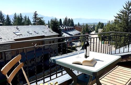 Llivia Apartment | Marmota, Ático en Llívia, jardín comunitario con piscina y pista de tenis