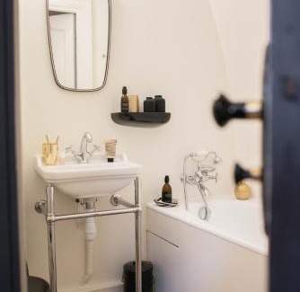 Centre Bed & Breakfast | Discover Marnie et Mister H: Family-Friendly Retreat