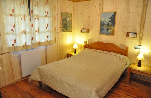 Queige House | Discover Marolland Barn with Wolves: Guest Rated 10/10