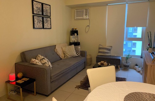 Bonifacio Global City Apartment | Convenient Marpolo Digs @ Shed BGC with Breakfast