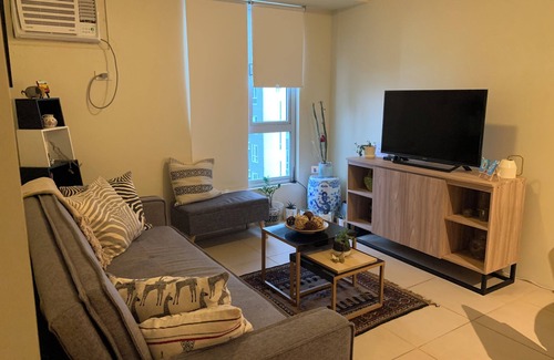 Bonifacio Global City Apartment | Convenient Marpolo Digs @ Shed BGC with Breakfast