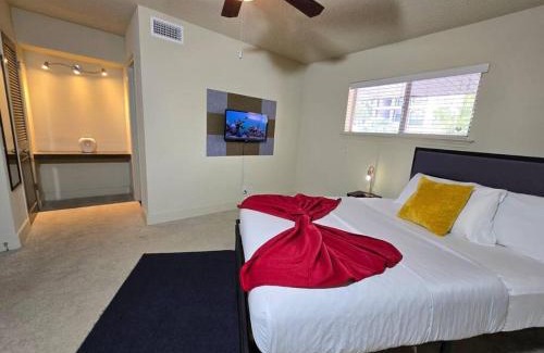 Uptown Apartment | Inviting Galleria Condo with Pool View and Family Amenities