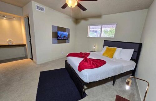 Uptown Apartment | Inviting Galleria Condo with Pool View and Family Amenities