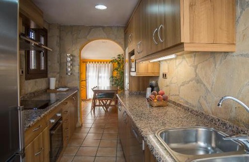 Old Town Apartment | Inviting Marquesa de las Jarras: Top-Rated & Family-Friendly