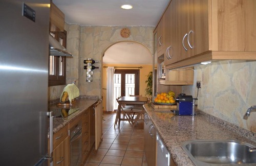 Old Town Apartment | Inviting Marquesa de las Jarras: Top-Rated & Family-Friendly
