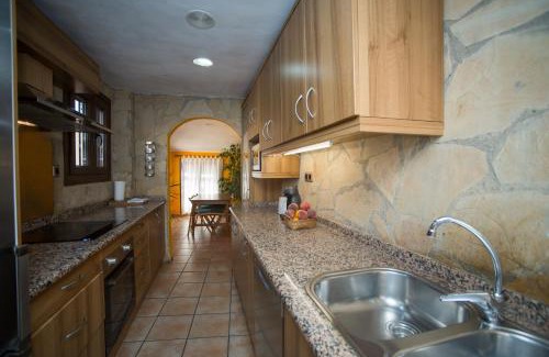 Old Town Apartment | Inviting Marquesa de las Jarras: Top-Rated & Family-Friendly