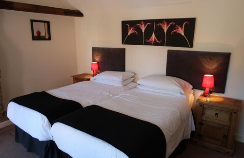 Sleaford Hotel | Family-Friendly Getaway at Marquis of Granby with Pool