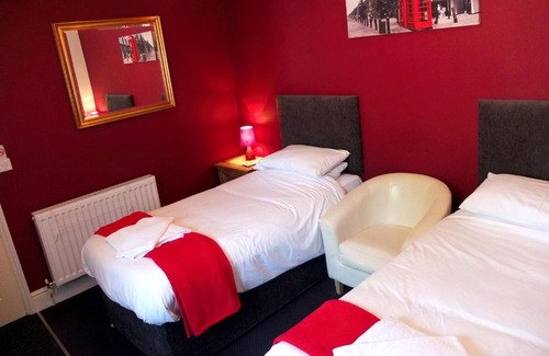 Sleaford Hotel | Family-Friendly Getaway at Marquis of Granby with Pool